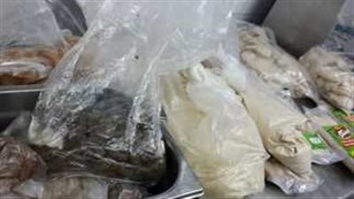 التحفظ على 2.3 طن مواد غذائية فاسدة بمخزن مطعم كشري شهير ببنها