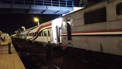 بعد خروج عربة وجرار عن القضبان، العناية الإلهية تنقذ ركاب قطار في قنا (صور)