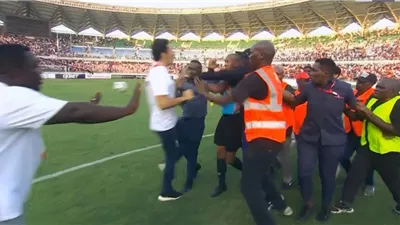 أول إجراء من الاتحاد التونسي بعد الاشتباكات بمباراة الصفاقسي وسيمبا (فيديو)