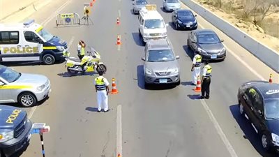 تحرير 1321 مخالفة عدم تركيب الملصق الإلكتروني ورفع 49 سيارة ودراجة نارية من الشوارع