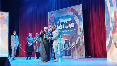 تم تكريمه بمهرجان فنون الأداء في دورته الرابعة..الشيخ ياسين التهامي ترك الدراسة ليصبح عميد المنشدين (صور) 