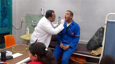 الكشف عن الأمراض المزمنة لـ50 شخصا من العمالة غير المنتظمة بأسيوط