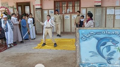 وكيل تعليم الفيوم يمنح مكافأة 1000 جنيه لمدير مدرسة ابتدائية لتميز الإذاعة المدرسية