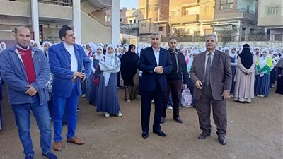 وكيل التعليم بالشرقية يتفقد المدارس ويكرم معلمة بإدارة ههيا 
