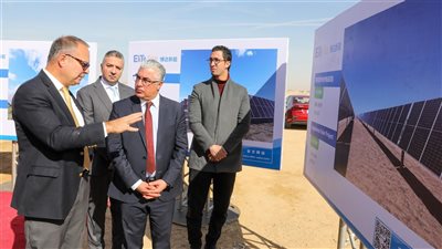  رئيس اقتصادية قناة السويس يضع حجر الأساس لمصنع 