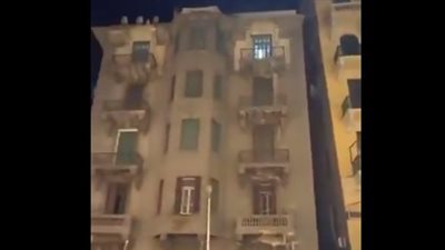 عمارة بوسط البلد تسبب رعبًا للسكان، آيلة للسقوط ومسنودة بخشبة، والنشطاء: الناس هتموت (فيديو)