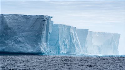 بعد عقود من الثبات، تحرك أكبر جبل جليدي في العالم