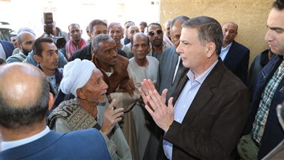 وزير الزراعة يوجه بتخفيض أسعار خدمات تحسين الأراضي لمزارعي الأقصر 