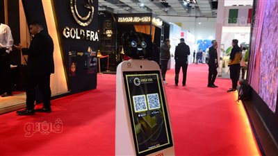 الروبوت الذكي في خدمة الزائرين بمعرض نبيو للذهب والمجوهرات (فيديو وصور)