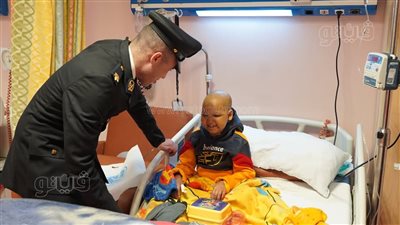 بالهدايا والورود، ضباط الداخلية يدعمون أطفال مرضى السرطان بالأقصر (صور)