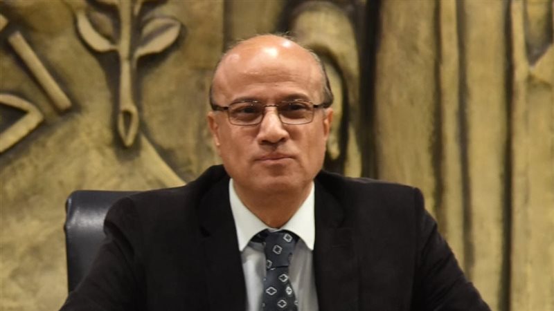 الكاتب الصحفي حسين