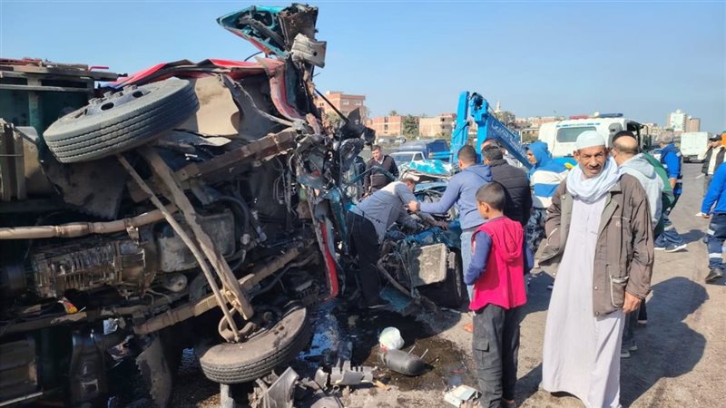 تصادم سيارتين بالطريق