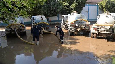 الدفع بـ 15 سيارة لكسح مياه انفجار خط طرد صرف صحي العتامنة بأسيوط|صور 