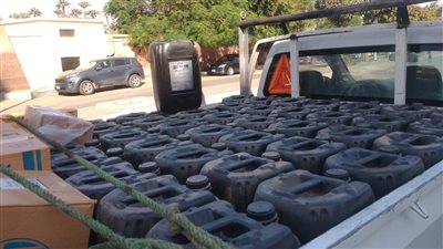 ضبط طن زيوت لمحركات السيارات مجهولة المصدر في الأقصر 