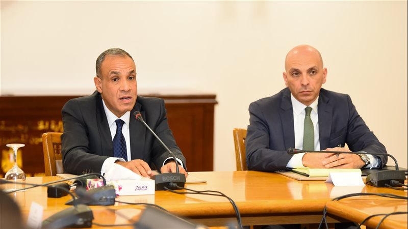 وزير الخارجية مع