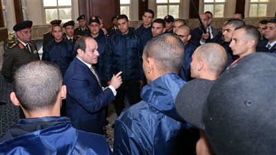 السيسي يناقش طلبة الأكاديمية العسكرية في عدد من الموضوعات والقضايا الراهنة على الأصعدة المحلية والإقليمية والدولية