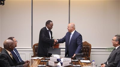 وزير النقل ونظيره السودانى يوقعان محضر الاجتماع الأول للربط السككي بين البلدين 