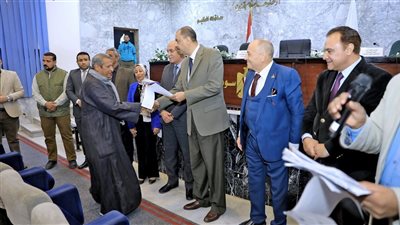 محافظ سوهاج يسلم 77 قطعة أرض بالظهير الصحراوي لمواطني 