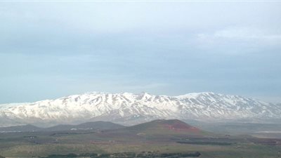 يتكون من 4 قمم وفي محيط 3 دول.. جبل الشيخ السوري الذي سيطر عليه الاحتلال (فيديوجراف)