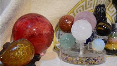 عالم روحي يتخطى الأناقة، الأحجار الكريمة تجذب زوار معرض نبيو (صور)