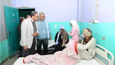 محافظ قنا يتفقد مصابي حريق مستشفى الصدر ويطمئن على حالتهم (صور)