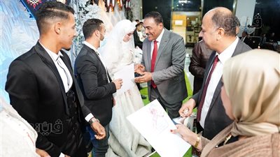 وقع على عقود الزواج وفاجأهم بالهدايا، محافظ مطروح يشهد حفل الزفاف الجماعي لـ 34 عروسا وعريسا (صور)