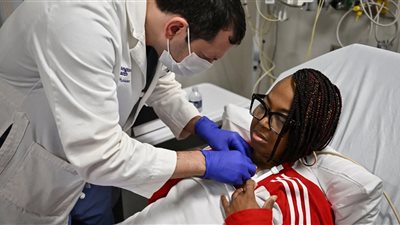 تبرعت بواحدة والثانية أتلفها الحمل، تفاصيل ثالث عملية لزراعة كلية خنزير لمريضة