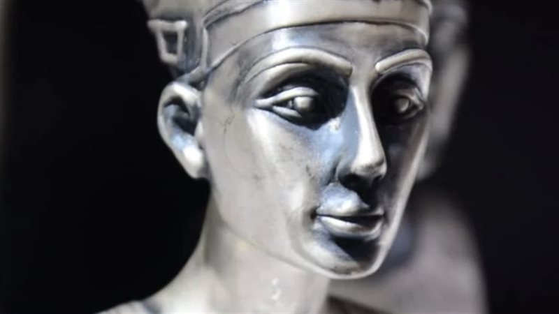 تمثال نفرتيني، فيتو