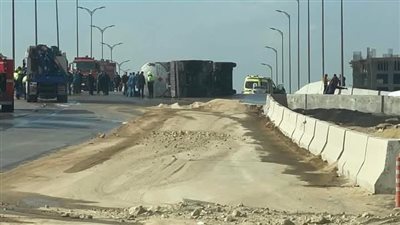 انقلاب سيارة تريلا محملة بمواد بترولية بالقرب من حى الأسمرات (صور)