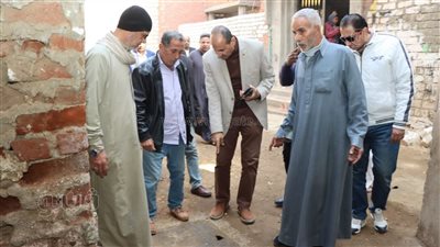 سكرتير بني سويف يفحص شكوى أهالي أشمنت من وجود مياه مجهولة المصدر