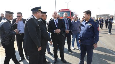 محافظ القاهرة يتفقد حادث انقلاب سيارة مواد بترولية 