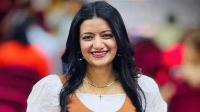 عروس القوصية تشعل الأحزان.. ذهبت لشراء فستان زفافها فعادت بالكفن.. ميكروباص أسيوط يخطف حياتها.. والأهالي يشيعون الطبيبة بيترا أشرف بالصراخ والدموع 