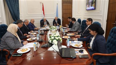 محافظ القاهرة يجرى مقابلات مع المتقدمين للوظائف القيادية