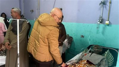وكيل صحة قنا يطمئن على مرضى حادث حريق مستشفى الصدر (صور)