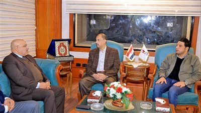 محافظ سوهاج يلتقي رئيس جهاز الاستثمار لمناقشة الفرص الاستثمارية ودعمها