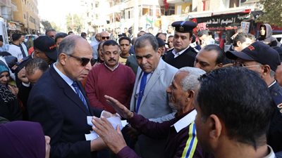 محافظ المنيا يؤكد أهمية التواصل المباشر مع الأهالي والاستماع إلى مطالبهم