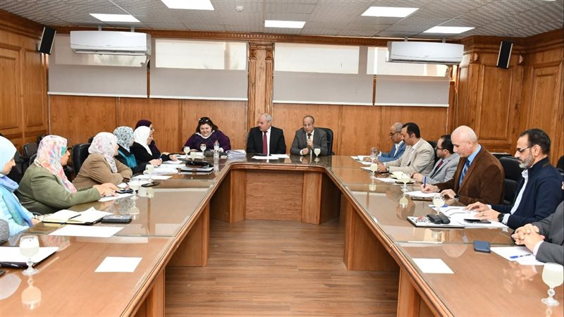 جامعة القناة تناقش