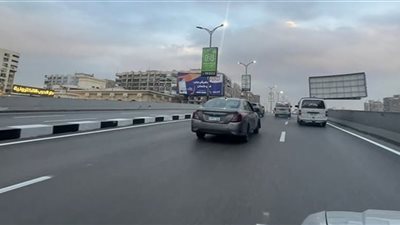 انتظام حركة المركبات أعلى الطريق الصحراوي بعد انقلاب سيارة