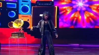 سعودية ترقص روبوت على أنغام المزمار البلدي بـArabsGotTalent (فيديو)