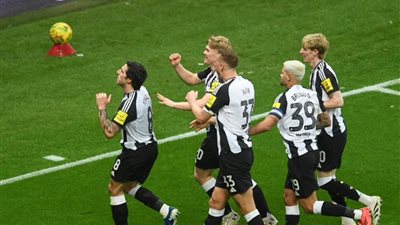 نيوكاسل يفوز على برينتفورد بثلاثية ويتأهل لنصف نهائي كأس كاراباو 