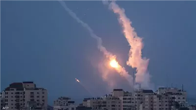 مليون إسرائيلي يهرعون إلى الملاجئ وتضرر مبنى لسقوط صاروخ في تل أبيب (فيديو)