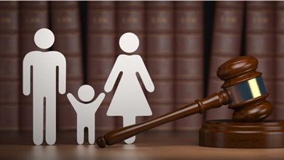 كيف يتعامل القانون مع صراعات رؤية الأطفال بين الآباء والأمهات؟