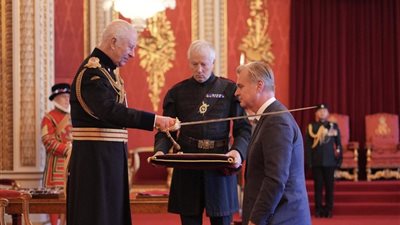 ملك إنجلترا يكرم المخرج كريستوفر نولان وزوجته بلقب sir وMrs (صور)