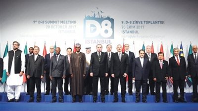 قادة قمة مجموعة الدول الثماني النامية يوقعون في سجل التشريفات