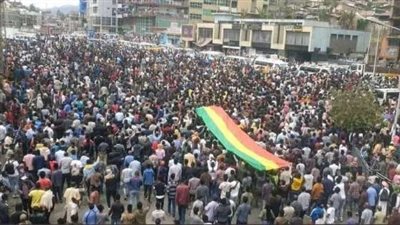 انقلب السحر على آبي أحمد، حشود الأمهرة يتظاهرون ضد جرائم حكومة إثيوبيا (فيديو)