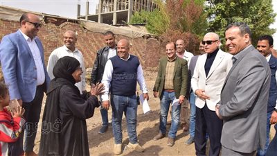 محافظ الأقصر يتابع فتح شوارع جديدة بحوض 18 (صور)
