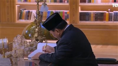 ثناء ومديح وآيات شكر لمصر، قادة قمة الثماني يوقعون في سجل التشريفات بالعاصمة الإدارية الجديدة