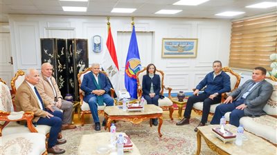 رئيس القابضة يلتقي محافظ البحيرة لمتابعة جهود تحسين خدمات مياه الشرب والصرف الصحى 