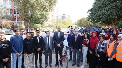 محافظ أسوان يسلم دراجات للطلاب الفائزين في ندوات نشر الوعي البيئي (صور) 