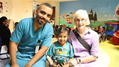 هدايا ومشغولات يدوية.. سائحة ألمانية تدعم الأطفال مرضى السرطان بأورام الأقصر (صور)